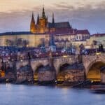 Vue du pont Charles et du château de Prague au coucher du soleil.