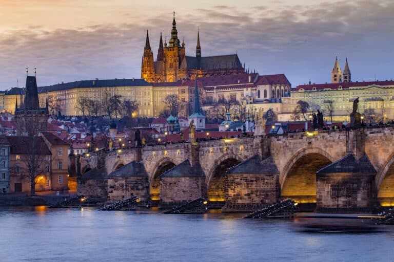 Vue du pont Charles et du château de Prague au coucher du soleil.