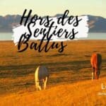 Cavaliers dans un paysage de plaines et montagnes au Baltys.