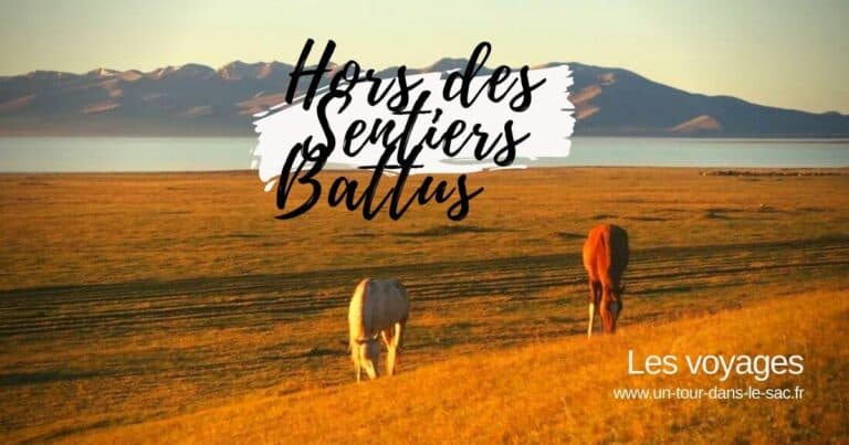 Cavaliers dans un paysage de plaines et montagnes au Baltys.