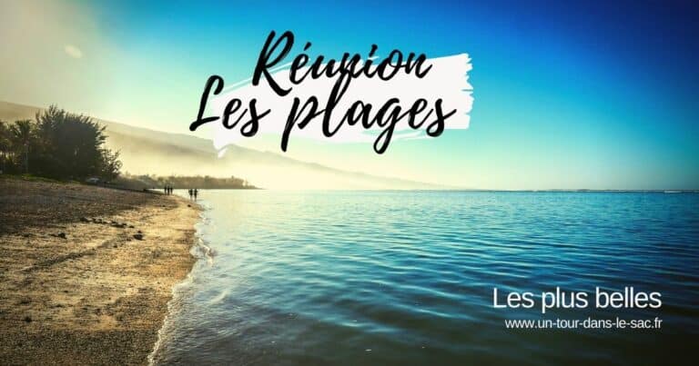 Plage de la Réunion avec sable, eau bleue et ciel clair.