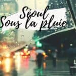 Vue d'une rue de Séoul sous la pluie, vue depuis l'intérieur d'une voiture.