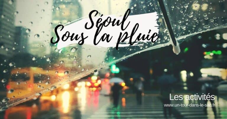 Vue d'une rue de Séoul sous la pluie, vue depuis l'intérieur d'une voiture.