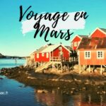 Maisons rouges sur pilotis au bord de l'eau en Norvège, paysage côtier.