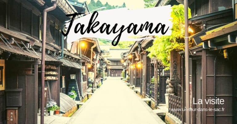 Rue traditionnelle de Takayama avec bâtiments en bois et lanternes.
