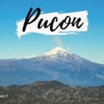 Vue du volcan Villarrica à Pucon, avec ciel bleu et montagnes environnantes.