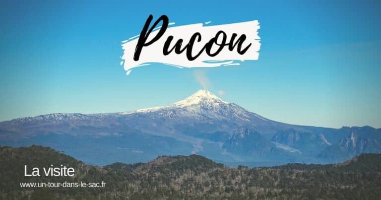 Vue du volcan Villarrica à Pucon, avec ciel bleu et montagnes environnantes.
