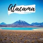 Paysage du désert d'Atacama avec montagnes et lagune en arrière-plan.