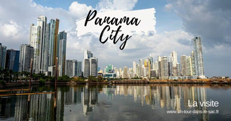Vue panoramique du centre-ville de Panama City avec ses gratte-ciel modernes.