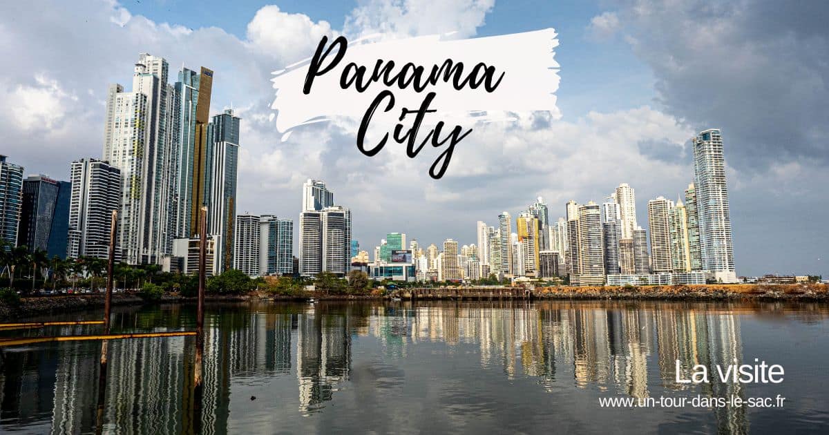 Vue panoramique du centre-ville de Panama City avec ses gratte-ciel modernes.