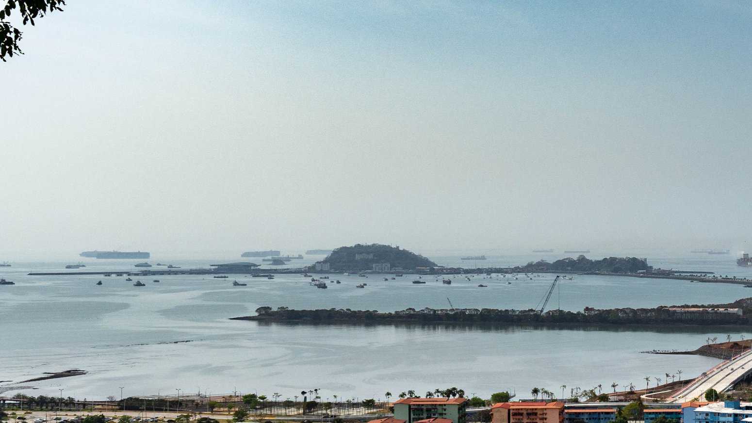 Vue sur l'Amador Causeway qui relie des petites iles à Panama City