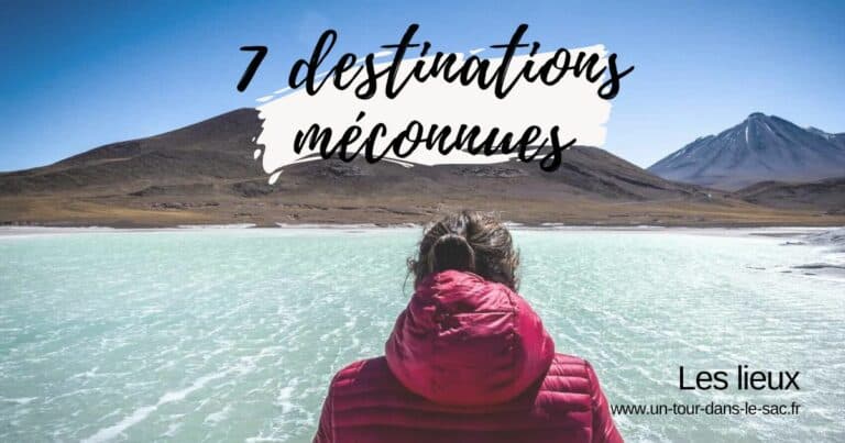 Personne regardant un lac turquoise entouré de montagnes et volcans.