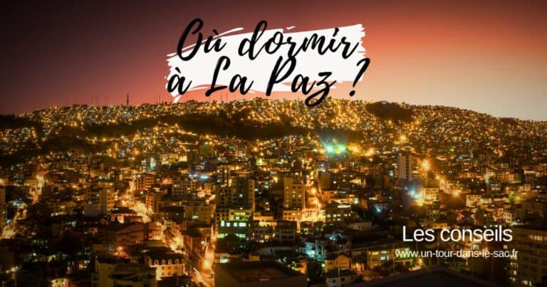 Vue nocturne de La Paz avec ville illuminée et montagnes en arrière-plan.