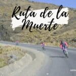 Cyclistes sur une route de montagne en Bolivie, paysage aride.