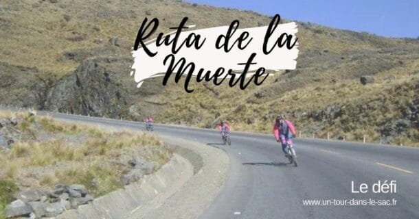 Cyclistes sur une route de montagne en Bolivie, paysage aride.