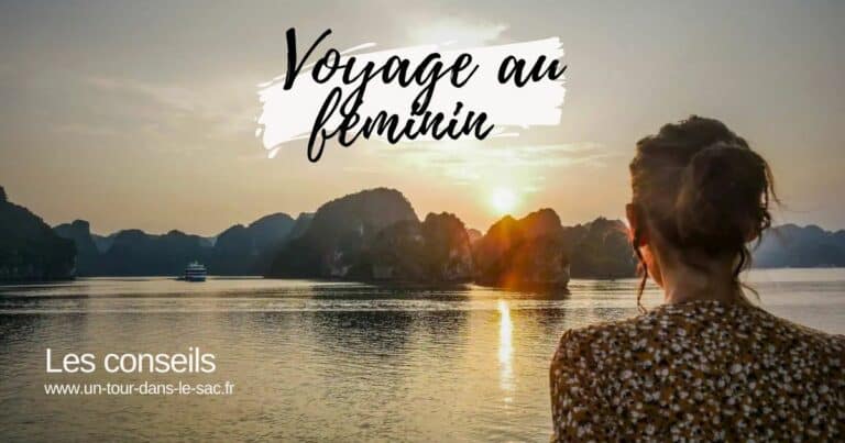 Femme regardant le coucher de soleil sur une baie avec des îles karstiques.
