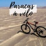 Vélo dans le désert de Paracas, dunes et horizon aride.