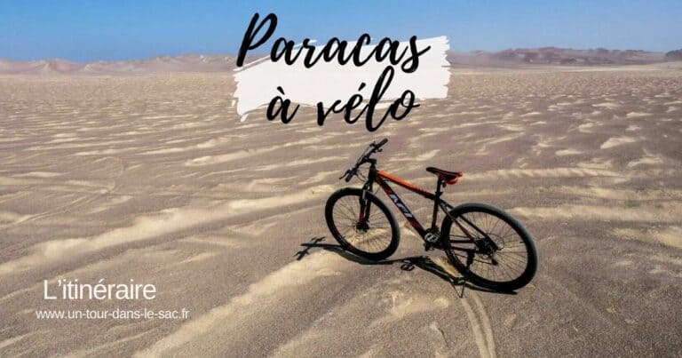 Vélo dans le désert de Paracas, dunes et horizon aride.