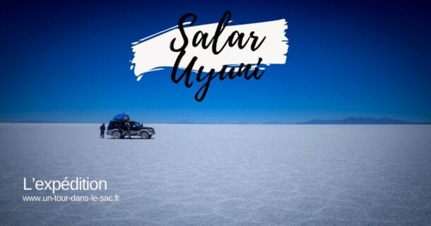 Véhicule dans le Salar d'Uyuni, désert de sel en Bolivie.