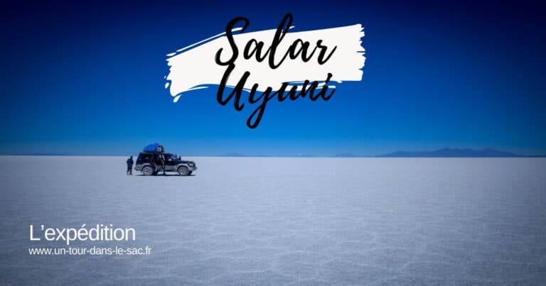 Véhicule dans le Salar d'Uyuni, désert de sel en Bolivie.