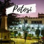 Vue de la place principale de Potosí, bâtiments historiques illuminés la nuit.