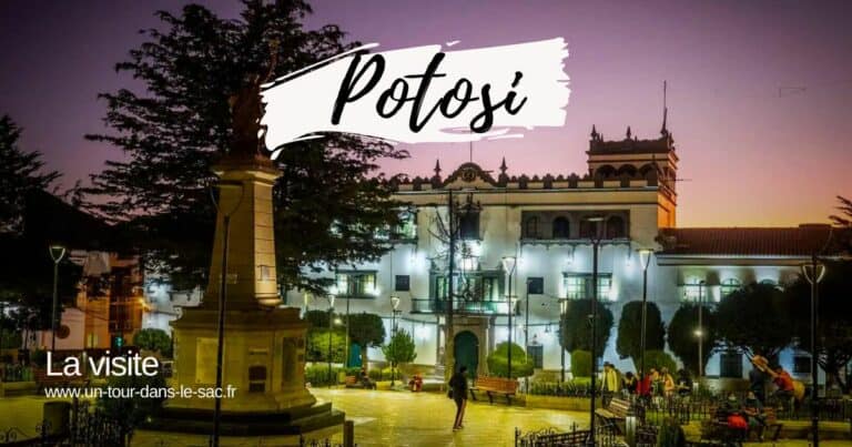 Vue de la place principale de Potosí, bâtiments historiques illuminés la nuit.