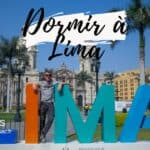 Personne devant les lettres géantes 'LIMA' à Lima, Pérou.