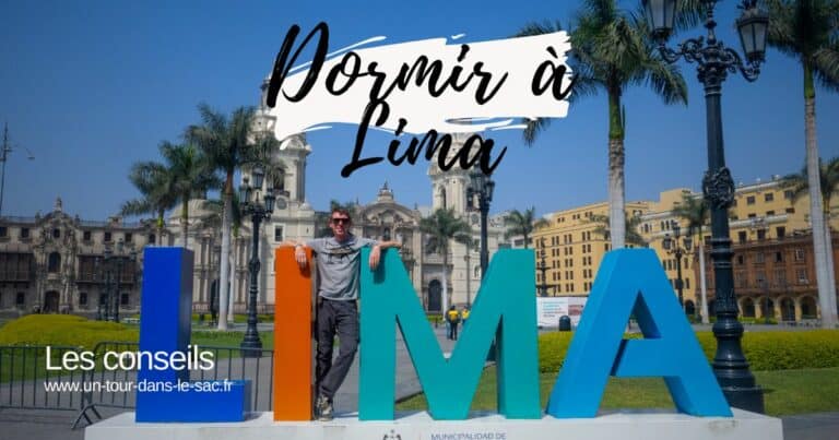 Personne devant les lettres géantes 'LIMA' à Lima, Pérou.