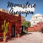 Cour intérieure du monastère Santa Catalina à Arequipa, murs rouges et ciel bleu.