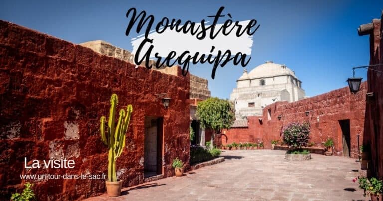 Cour intérieure du monastère Santa Catalina à Arequipa, murs rouges et ciel bleu.