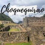 Ruines de Choquequirao au cœur des Andes, ciel nuageux.