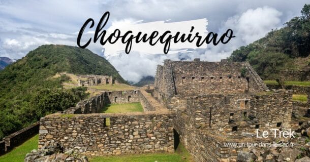 Ruines de Choquequirao au cœur des Andes, ciel nuageux.