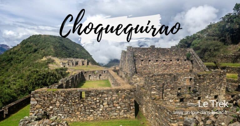 Ruines de Choquequirao au cœur des Andes, ciel nuageux.