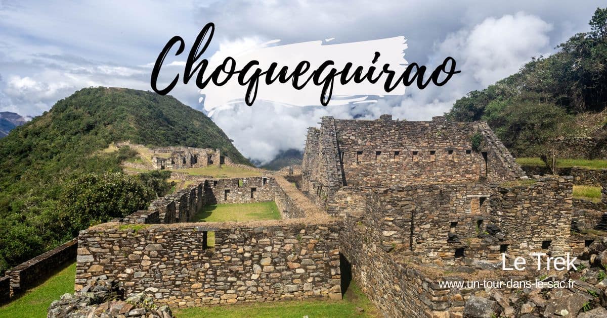 Ruines de Choquequirao au cœur des Andes, ciel nuageux.