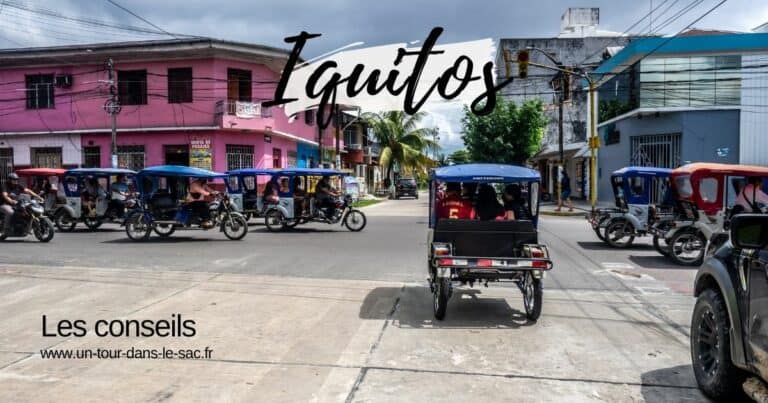 Rues animées avec tuk-tuks à Iquitos, Pérou, bâtiments colorés.