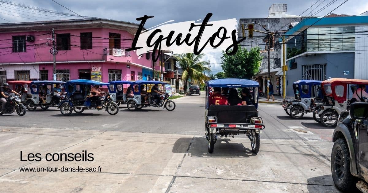 Rues animées avec tuk-tuks à Iquitos, Pérou, bâtiments colorés.