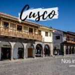 Vue de la place principale de Cusco avec bâtiments coloniaux et piétons.
