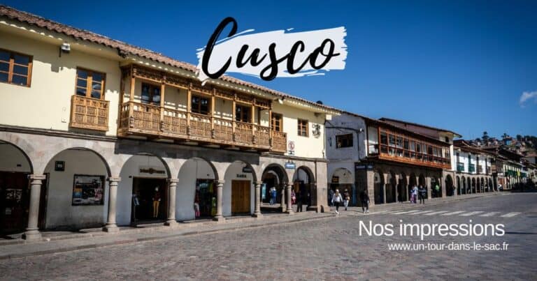 Vue de la place principale de Cusco avec bâtiments coloniaux et piétons.