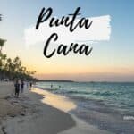Plage de Punta Cana avec palmiers et coucher de soleil.