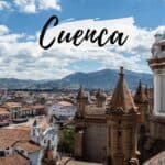 Vue de Cuenca avec la cathédrale et le ciel bleu en arrière-plan.