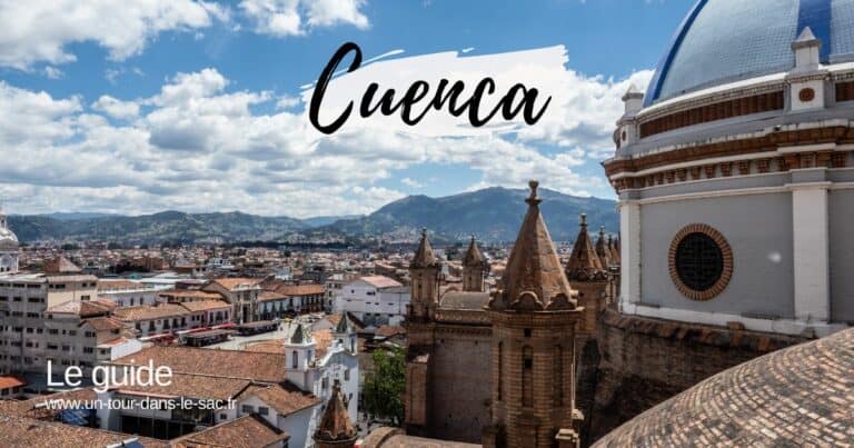 Vue de Cuenca avec la cathédrale et le ciel bleu en arrière-plan.