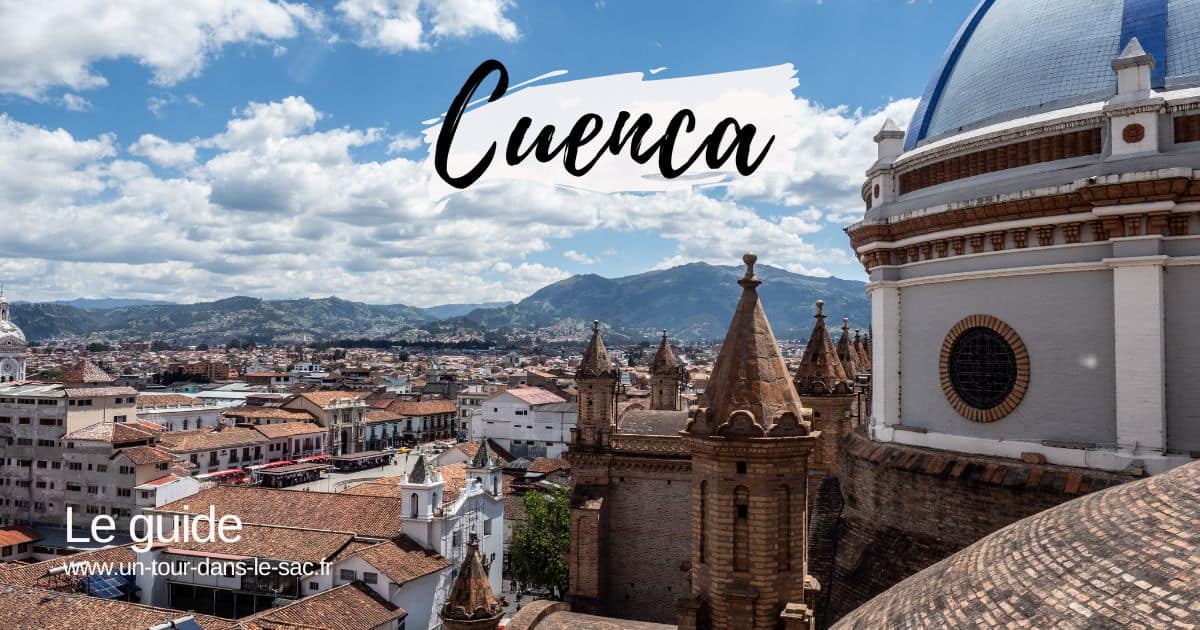 Vue de Cuenca avec la cathédrale et le ciel bleu en arrière-plan.