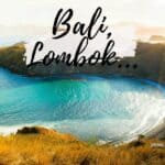 Crique de Bali avec plage et falaises au coucher du soleil.