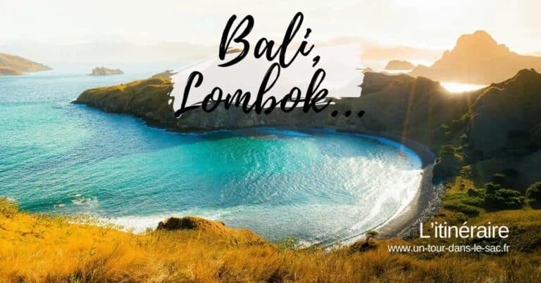 Crique de Bali avec plage et falaises au coucher du soleil.