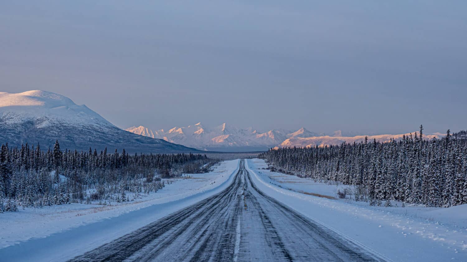 Route enneigée entre Whitehorse et Haines Junction