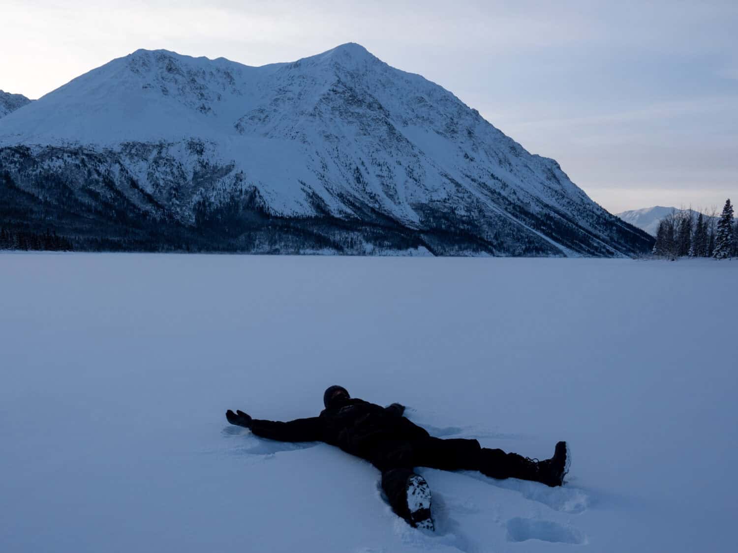 Tenue multi-couches sur un lac gelé du Yukon