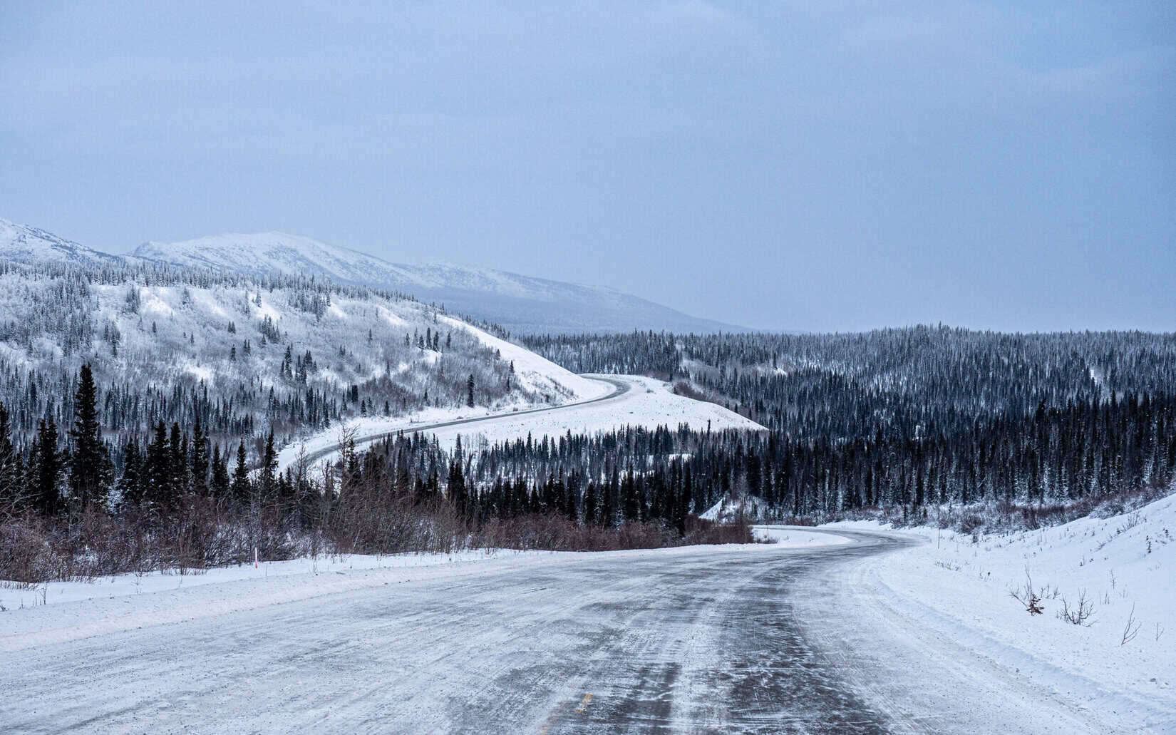Route enneigée du Yukon en hiver