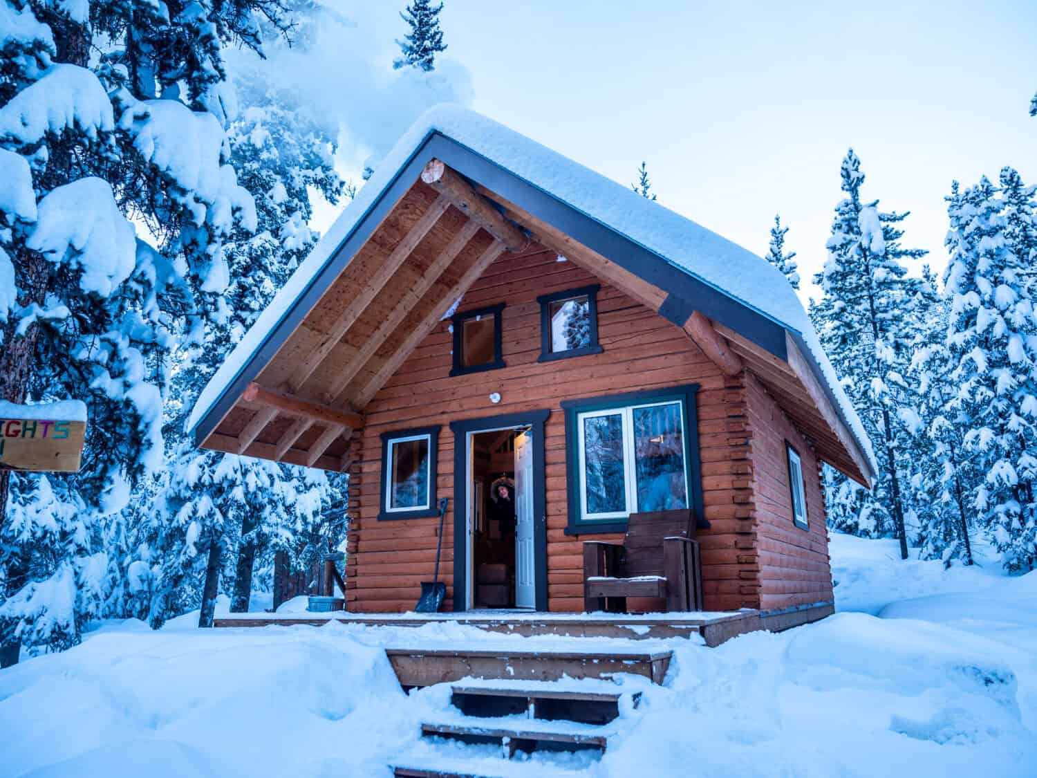 Intérieur chauffé d'une cabane au Yukon