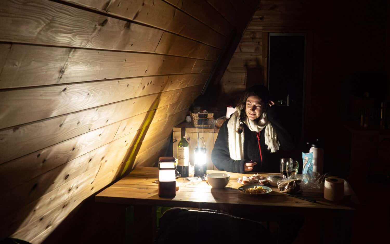 Cabane en bois isolée au Yukon en hiver