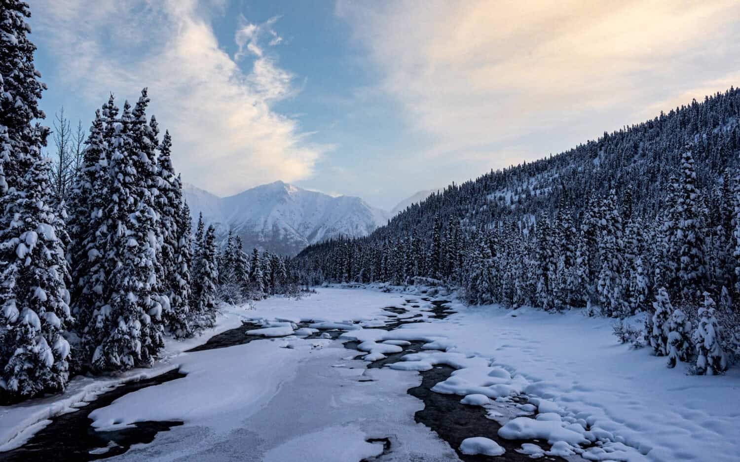 Rivière gelée près d'Annie Lake, Yukon
